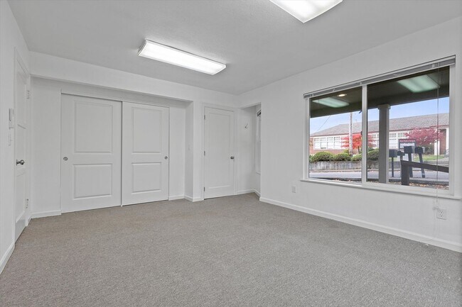 Building Photo - ALK - 1820 Sylvan Highlands Triplex