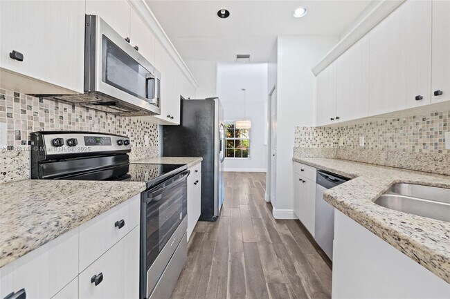 Building Photo - 874 NW 170th Terrace