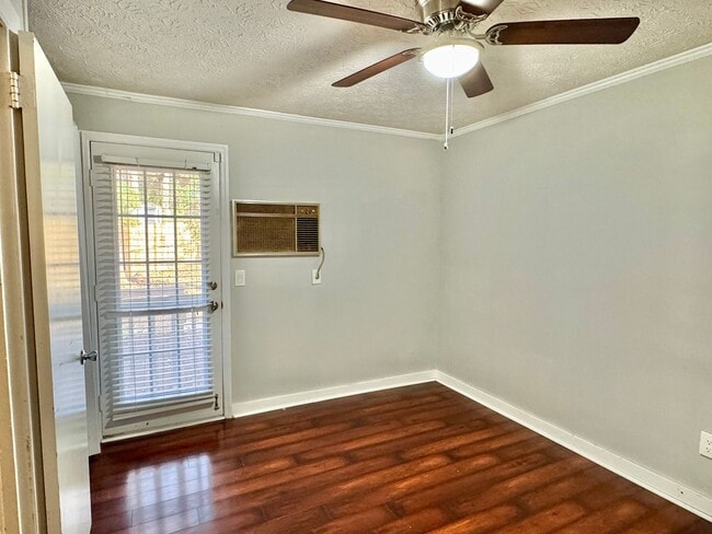 Building Photo - Inviting 3-Bedroom, 1.5-bath