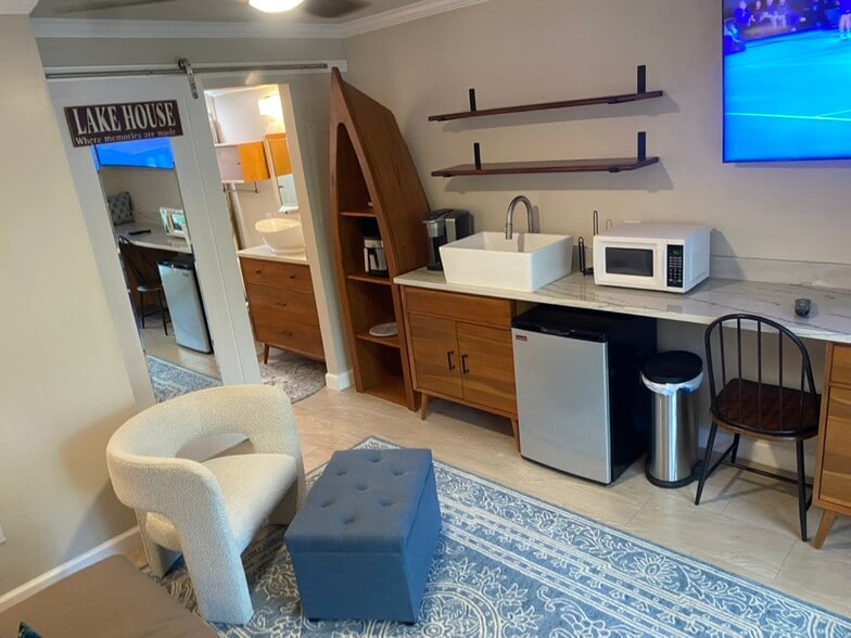 Building Photo - 2109 Pine Tree Dr