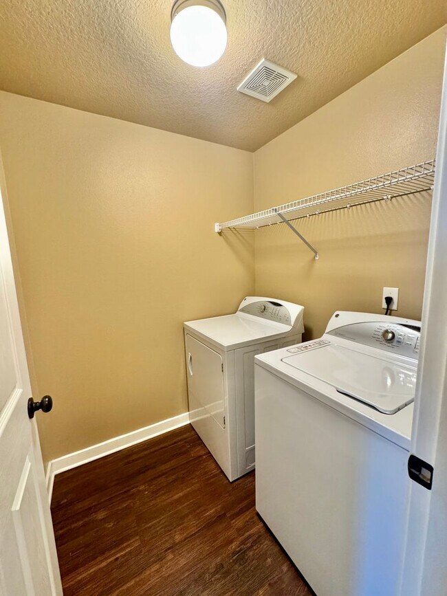 Building Photo - COMING SOON - EZ access to 205 within minu...