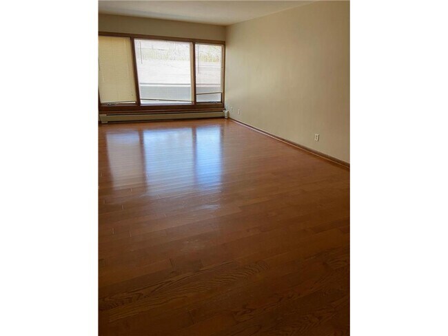 Building Photo - 633 Robert St