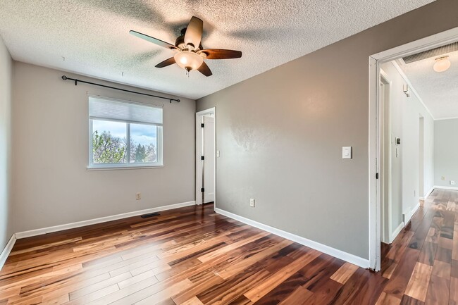Building Photo - 4 Bedroom 2 Bath House In Louisville! Avai...