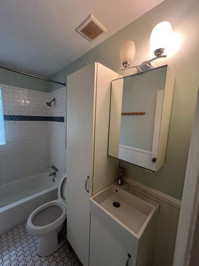 Building Photo - Cozy 2 Bedroom Minutes From Downtown