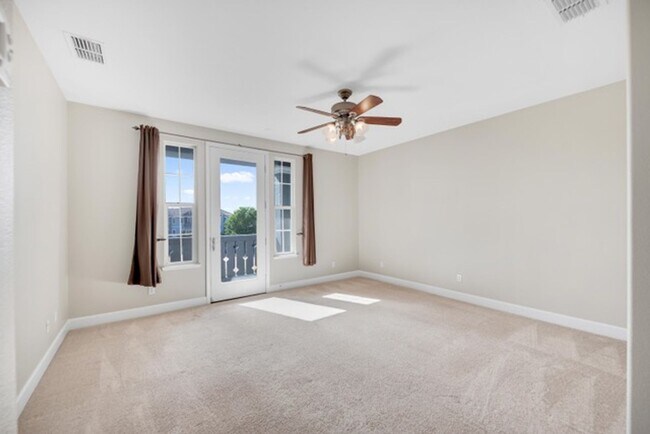 Building Photo - Townhouse - Beautiful 4bdrm, 3 bath - Rocklin