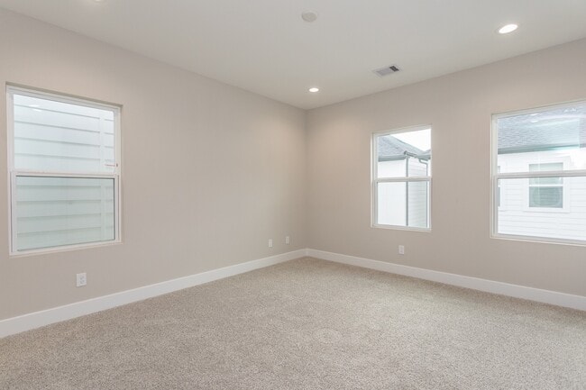 Building Photo - 1439 W 25th St