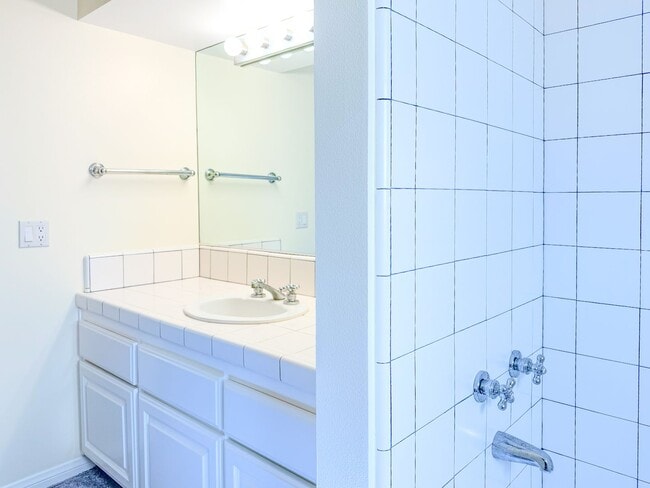 Building Photo - 3637 Ocean Dr