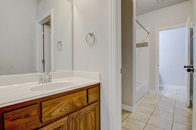 Building Photo - 1425 River Forest Dr