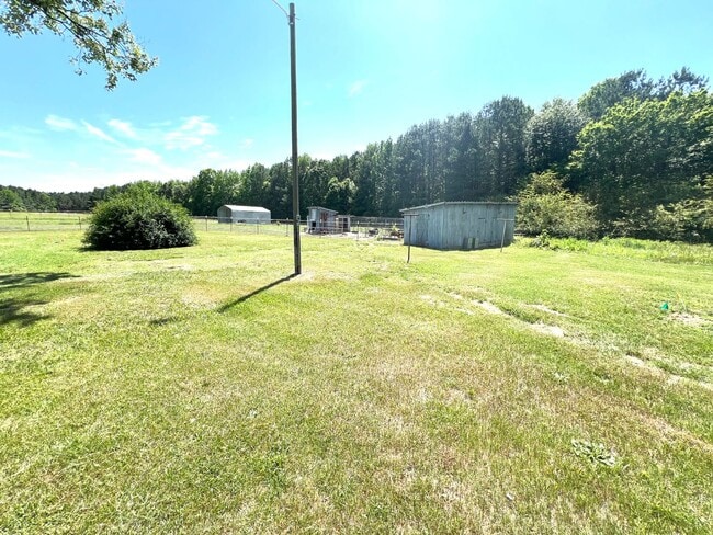 Building Photo - Country Living and Located Near Beautiful ...