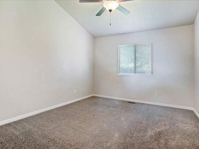 Building Photo - West Jordan 3 bed 2 bath Family home