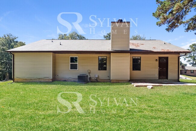 Building Photo - Lease today! No extra charge for contentme...