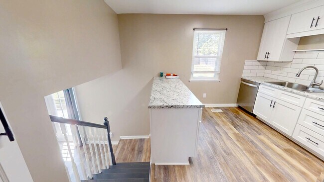Building Photo - 321 Oak Lake Dr