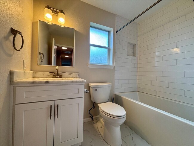 Building Photo - 13019 Skyline Dr