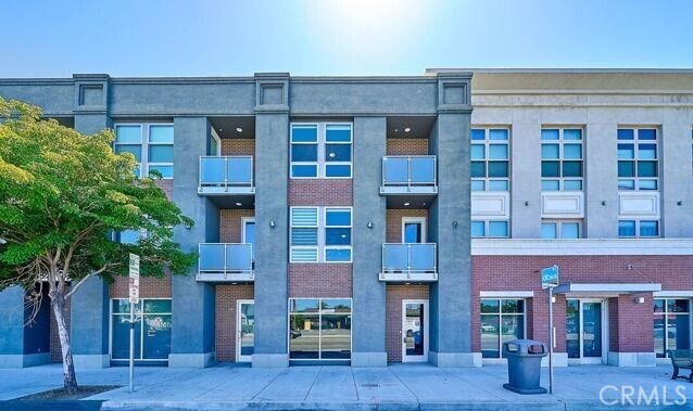 Building Photo - 801 S Anaheim Blvd