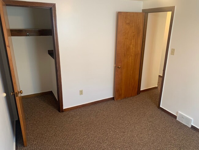 Building Photo - Spacious 2-bedroom 1-bath Townhome, Christ...