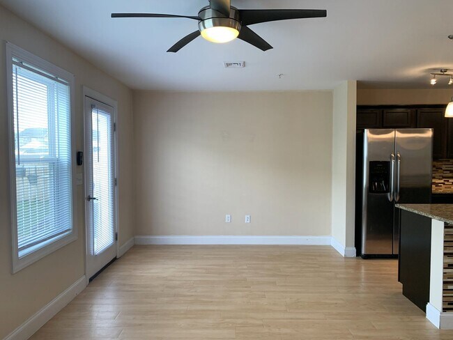 Building Photo - Spacious 3-Bed, 2.5-Bath Townhouse with Fe...