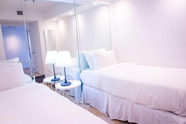 Building Photo - 1717 N Bayshore Dr