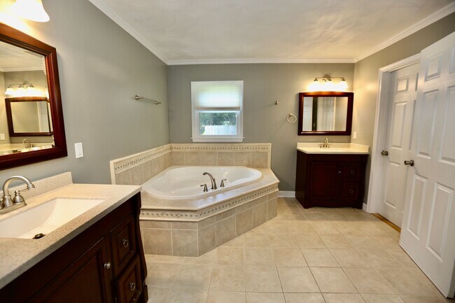 Building Photo - AVAILABLE EARLY MAY, Charming ranch home with front porch in Castle Heights!