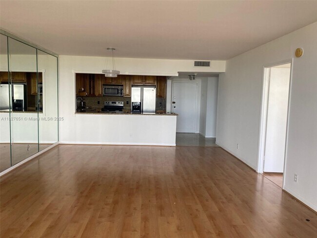 Building Photo - 2500 Parkview Dr