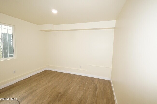 Building Photo - 448 W 41st Pl