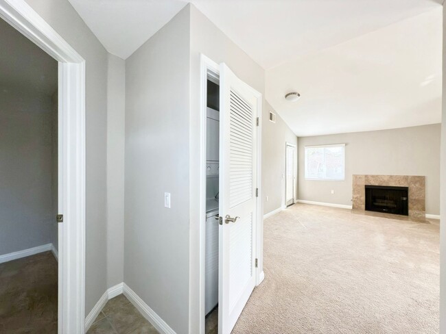 Building Photo - Upper level condo in Rancho Del Oro!