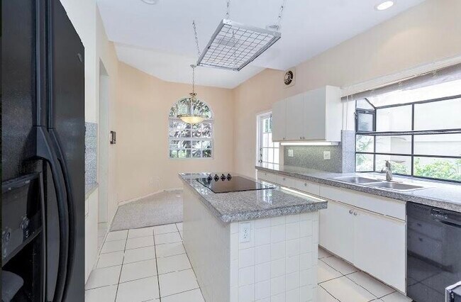 Building Photo - 23033 Via Stel
