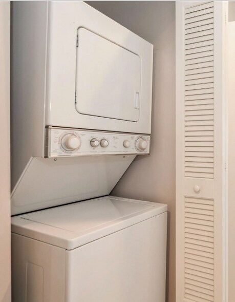 Building Photo - 938 W Lake St