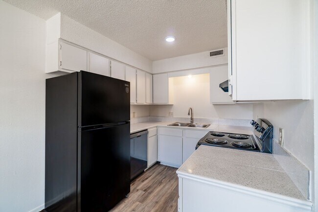 Building Photo - 2020 Baldwin St