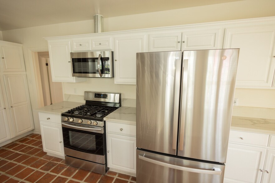 Building Photo - 446 S La Peer Dr