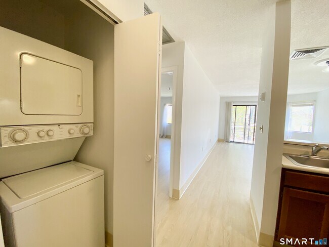 Building Photo - 1204 Whitney Ave