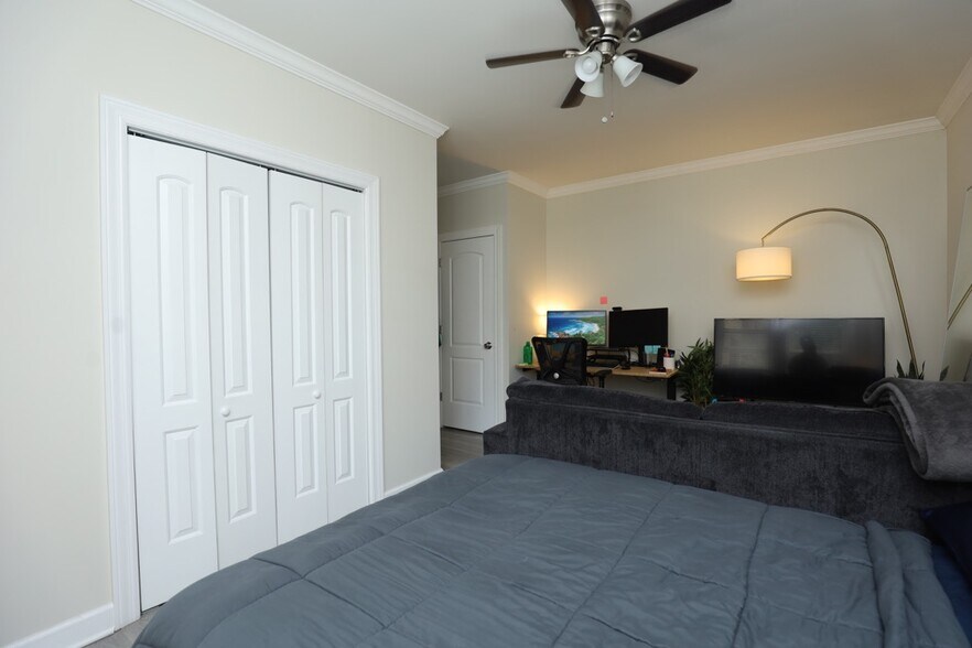 Building Photo - 646 W Roscoe St