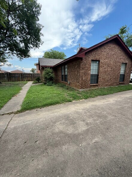 Building Photo - 210 Shrum Ct