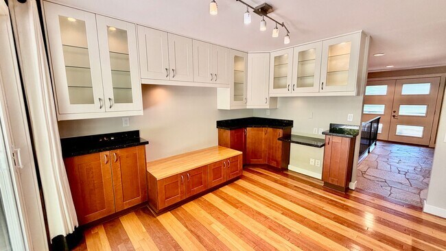 Building Photo - Spacious 4BR Bellevue Home with A/C, Office & Private Yard Near Microsoft