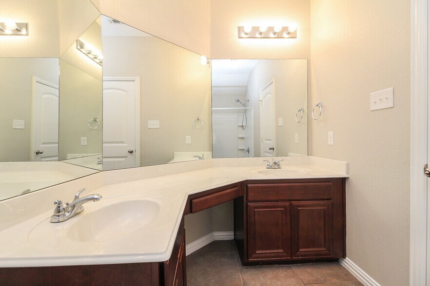 Building Photo - 1505 Sunburst Dr