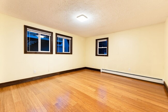 Building Photo - 381 Littlefield Rd