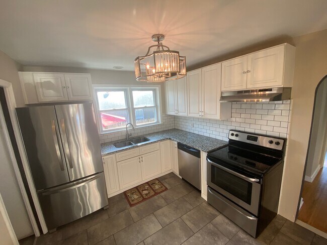 Building Photo - 30 E 7th St