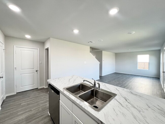 Building Photo - Stunning New Build with 5 Bedrooms & Moder...