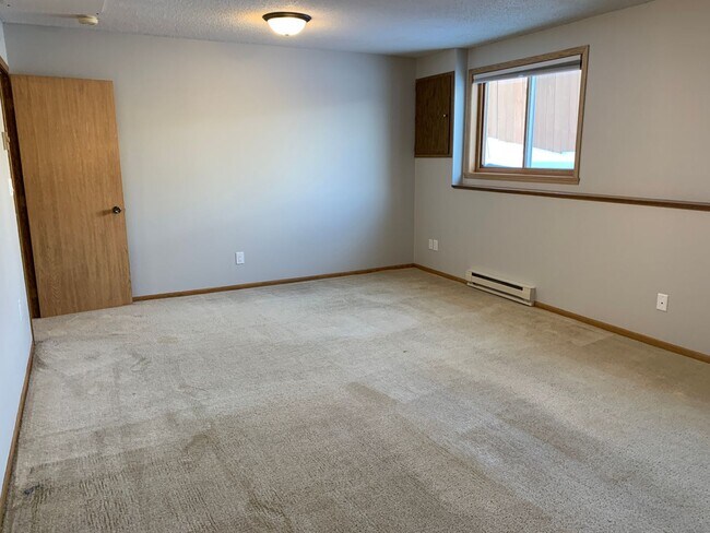 Building Photo - 4 Bed, 2 Bath Twinhome in South Fargo!
