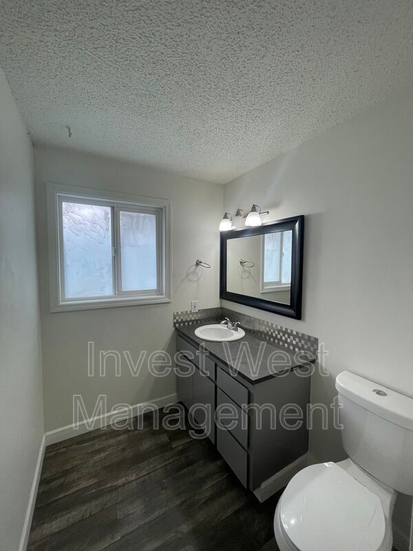 Building Photo - 1960 33 Avenue