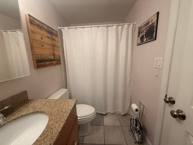 Building Photo - 6 Windsor Hill Way