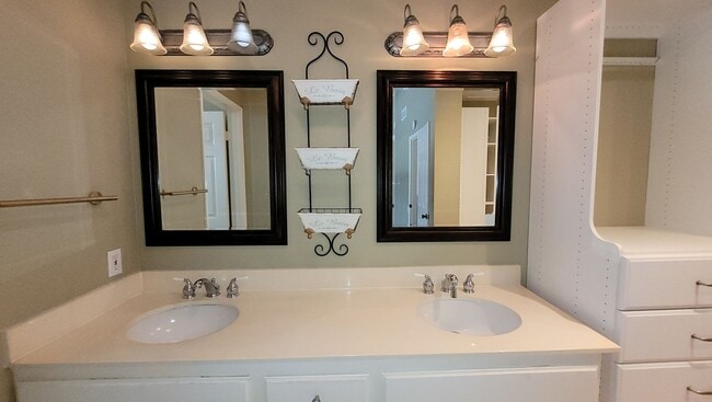 Building Photo - Spacious Carmel Valley Townhome