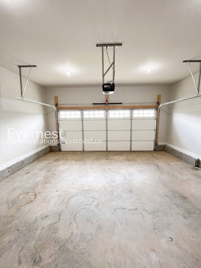 Building Photo - Charming Modern Home / 5 beds 3.5 baths / Garage attached / Fenced-Yard / Available now!