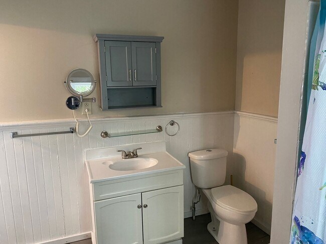 Building Photo - 238 S Maple St