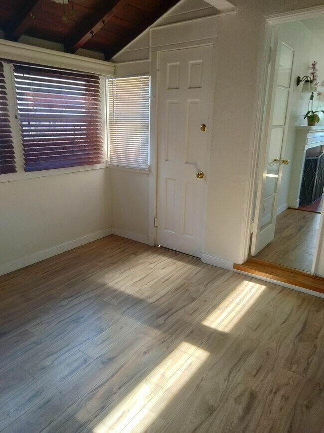 Building Photo - 15235 La Maida St
