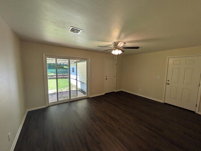 Building Photo - 423 S Bristow Ave