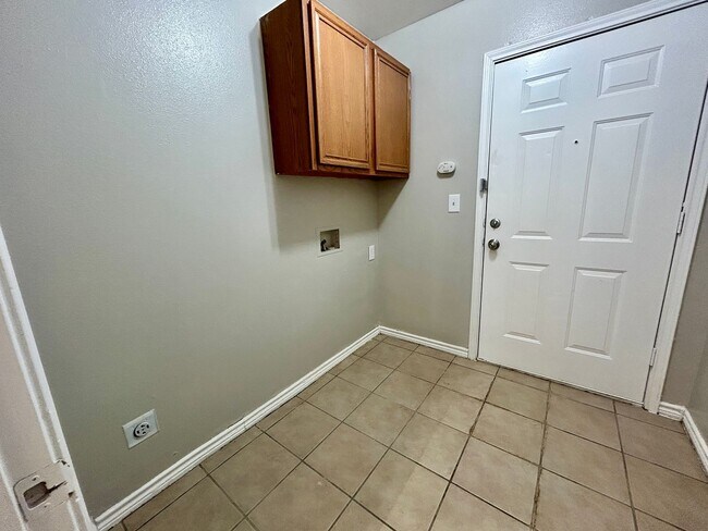 Building Photo - 908 N Belmont Ave