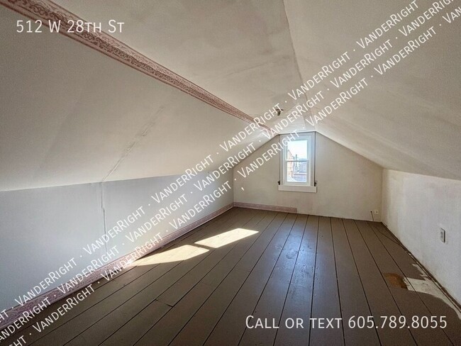 Building Photo - Charming 2 Bedroom 1 Bathroom House With L...