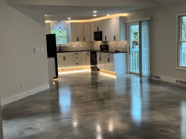 Building Photo - 5 Bed 4 Bath Home fenced yard