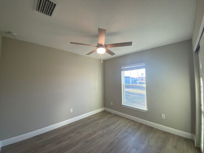 Building Photo - Available December 15th.....Custom Home - Desirable SE Ocala Neighborhood 3/2/2 **WON'T LAST**