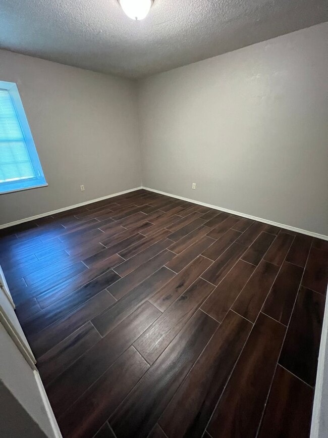 Building Photo - 3 Bed 1.5 Bath Total Electric House, With 1 Car Garage. Yard Care Included.